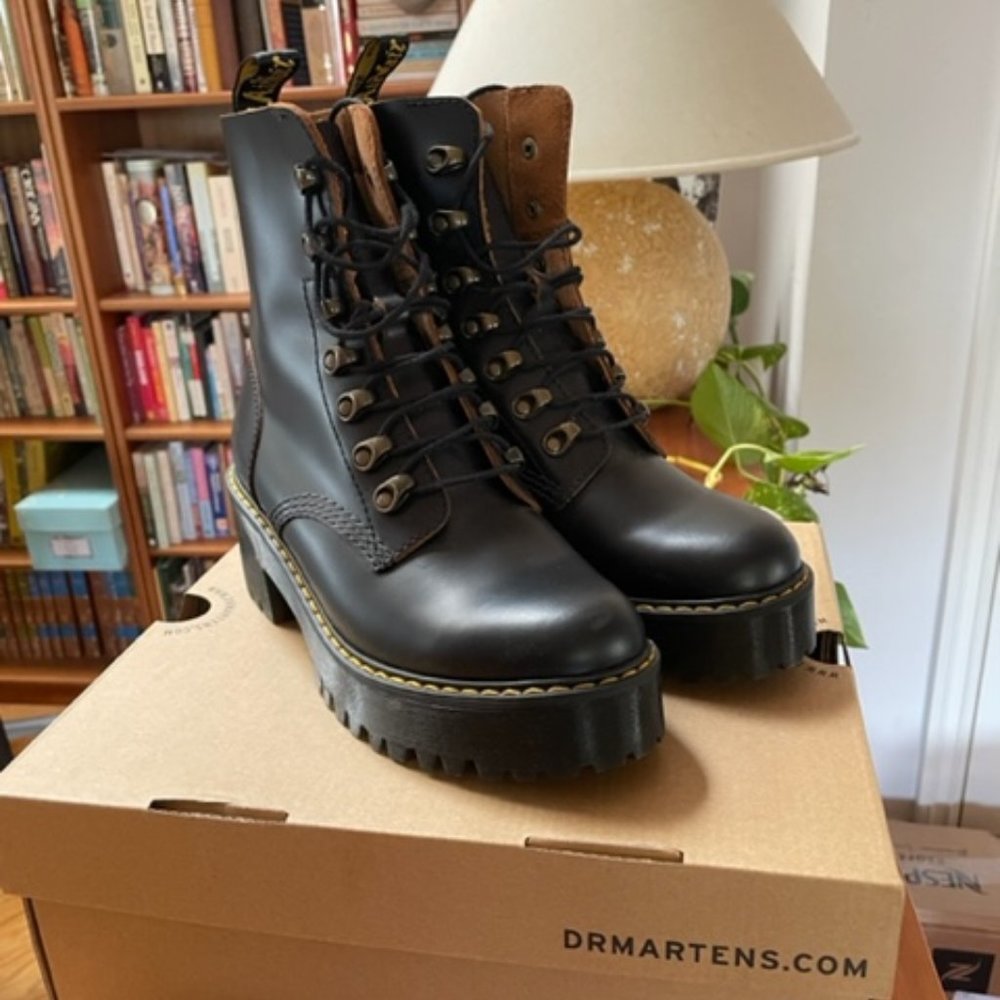 Dr. Martens Leona Boot